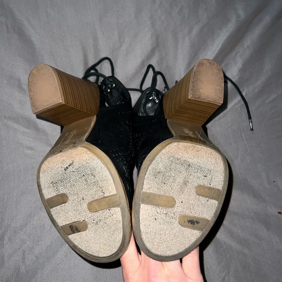 Fergalicious Black Cutout Lace-Up Peep Toe Booties Stacked Heel Size [9] - Picture 3 of 3